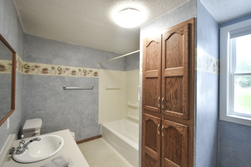 Main level full bath with 2 linen closets/storage.