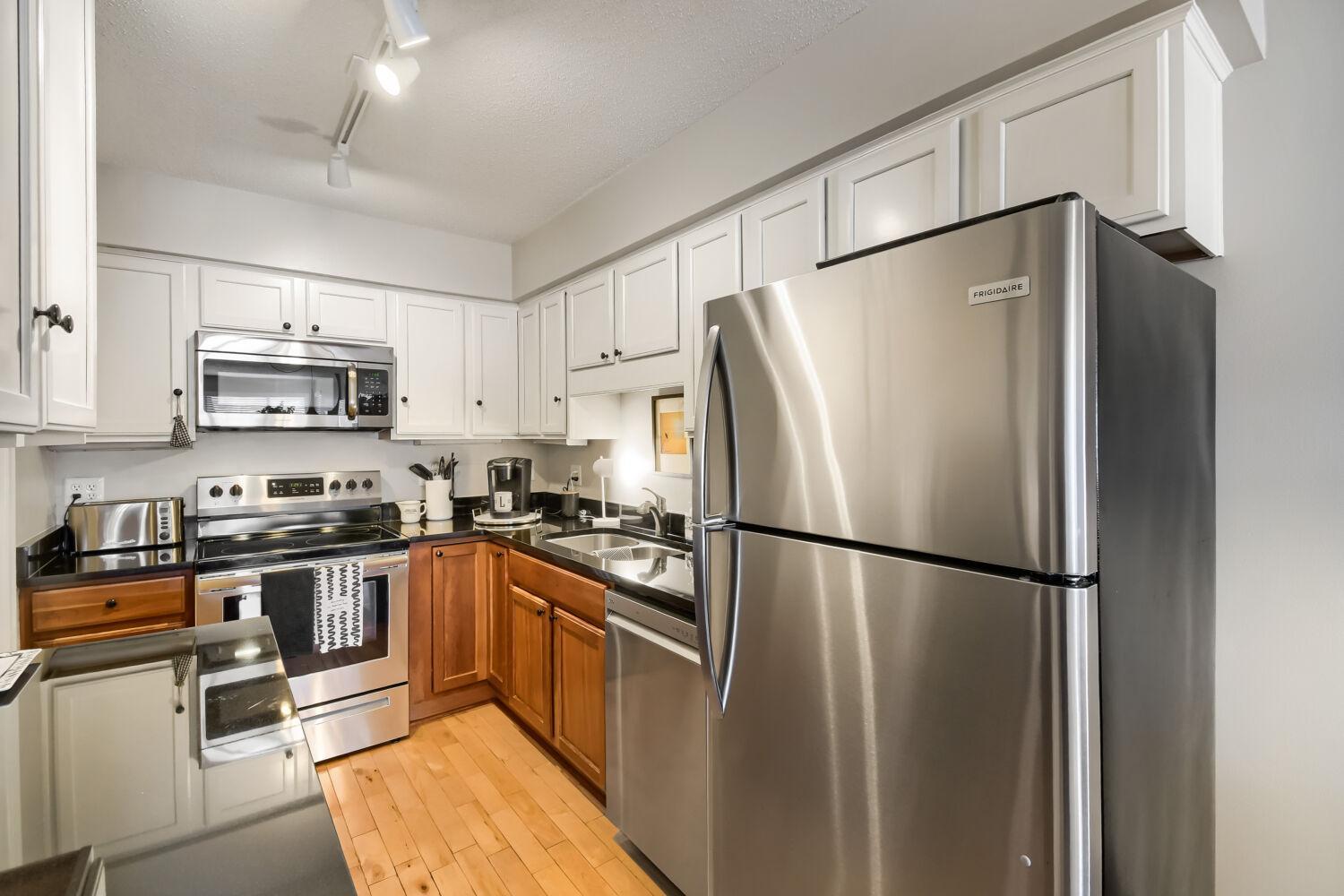 2727 w 43rd st 412 - Web Quality - 007 - 07 Kitchen.jpg