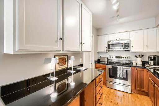 2727 w 43rd st 412 - Web Quality - 006 - 06 Kitchen.jpg