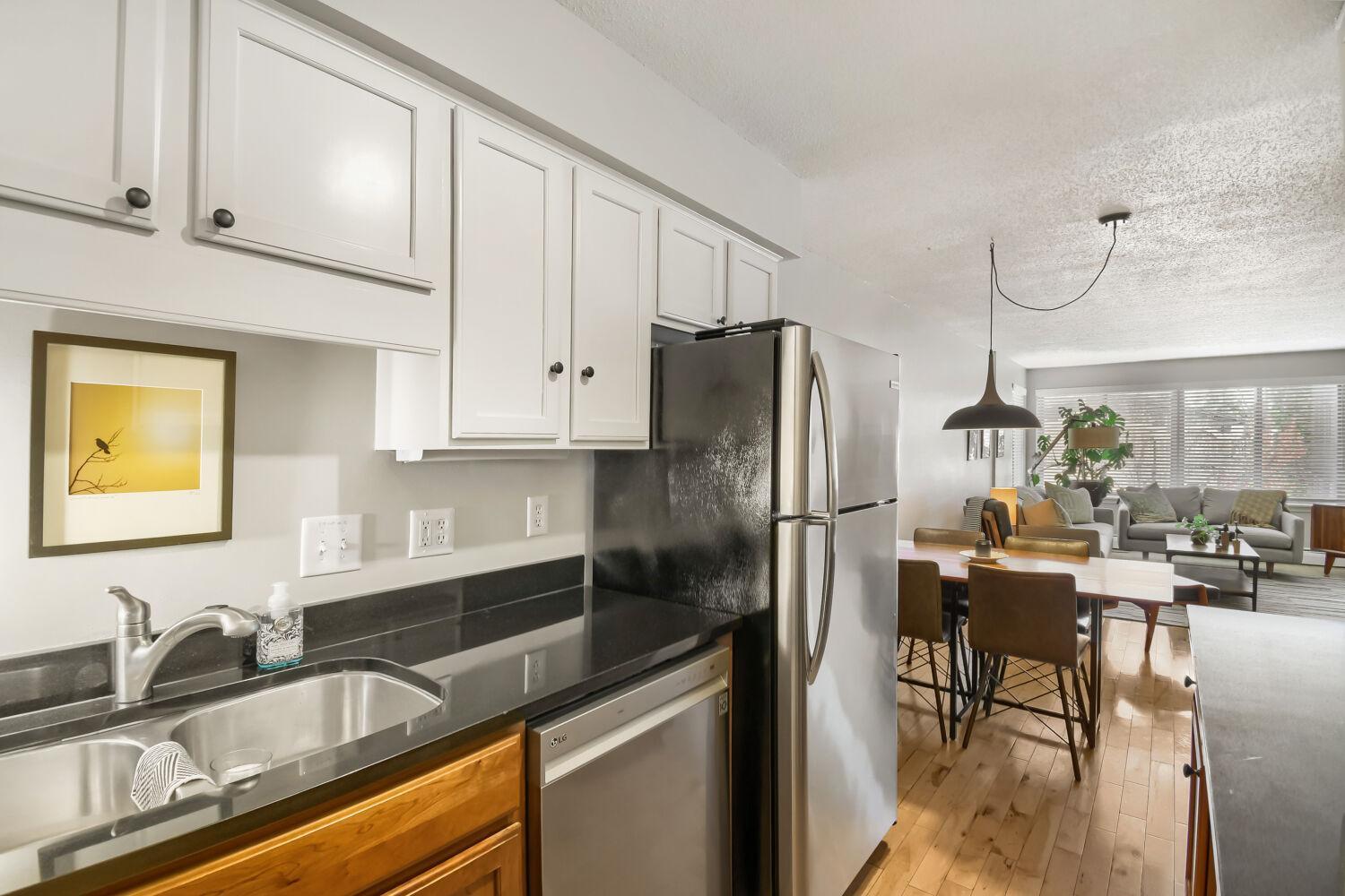 2727 w 43rd st 412 - Web Quality - 009 - 09 Kitchen.jpg