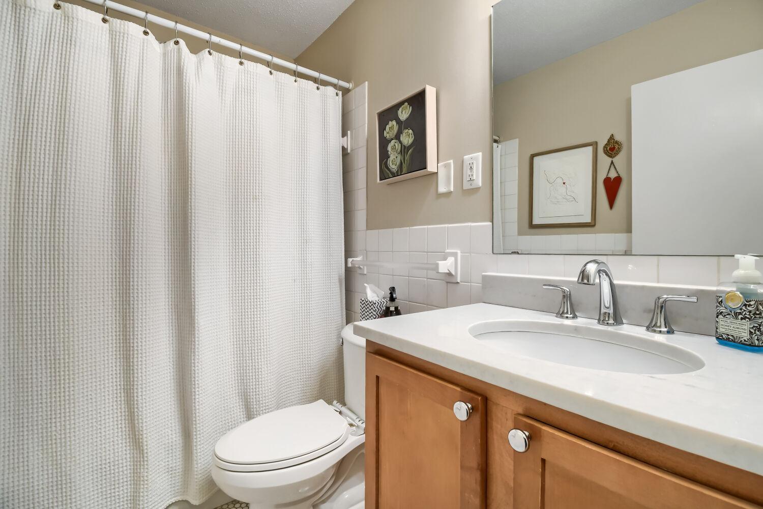 2727 w 43rd st 412 - Web Quality - 015 - 15 Bathroom.jpg