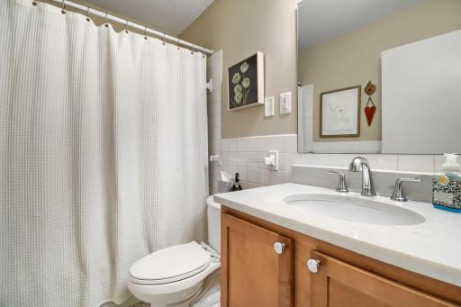 2727 w 43rd st 412 - Web Quality - 015 - 15 Bathroom.jpg