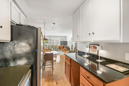 2727 w 43rd st 412 - Web Quality - 008 - 08 Kitchen.jpg