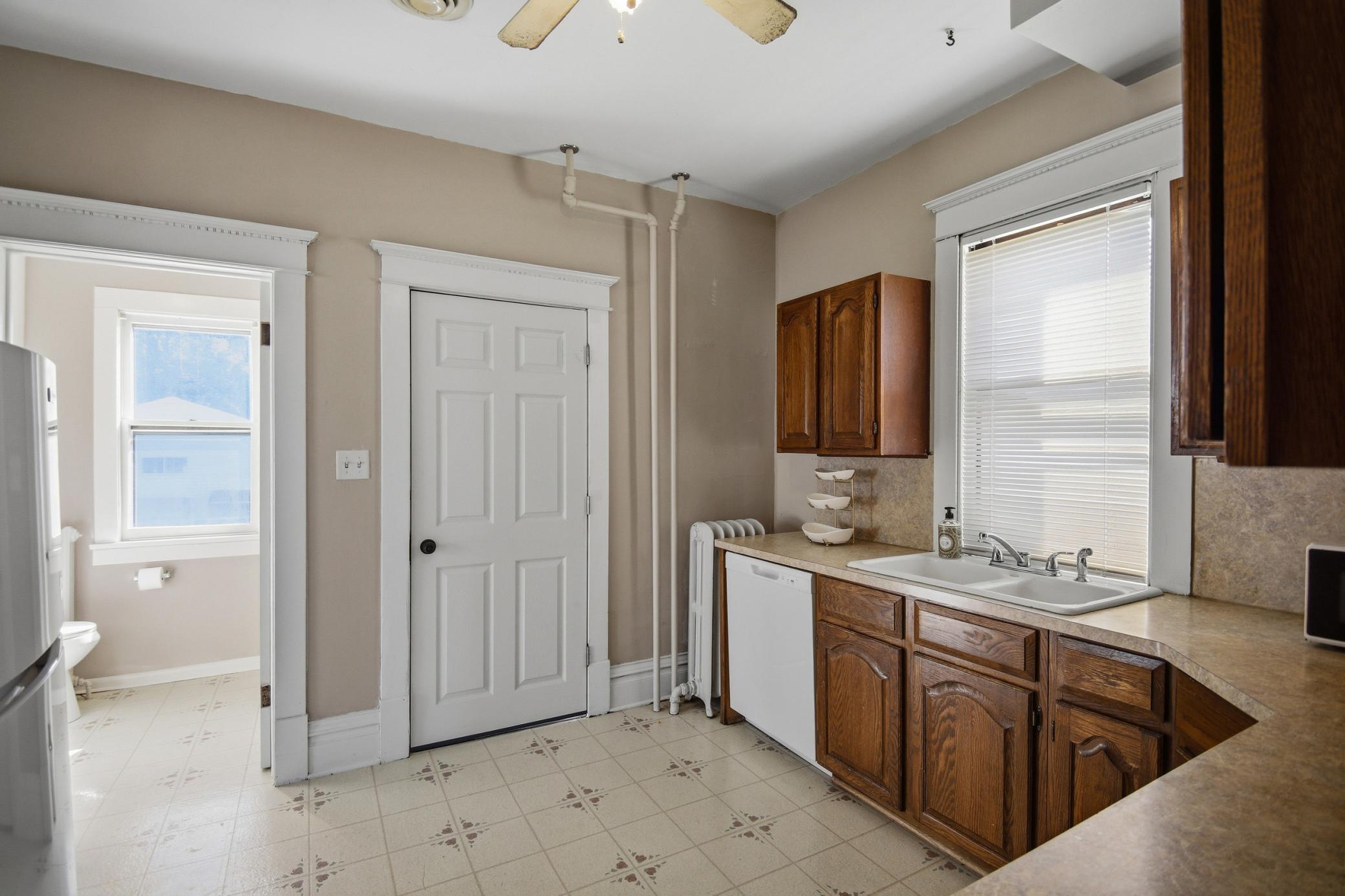 18_808_6th_ave_ne_092-5.jpg