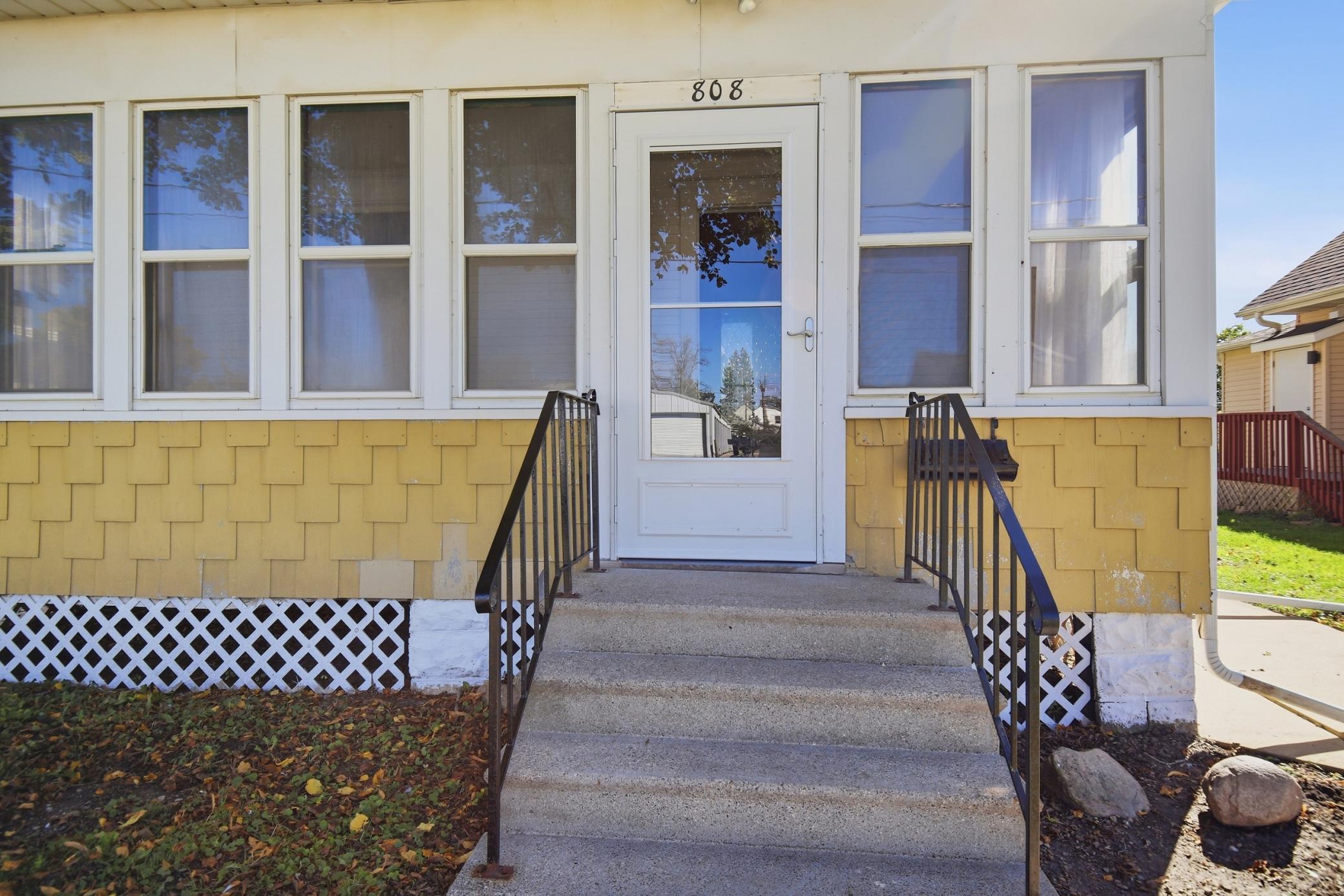 2_808_6th_ave_ne_007.jpg