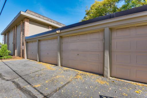 6305 Colony Way, 2B, Edina, MN 55435