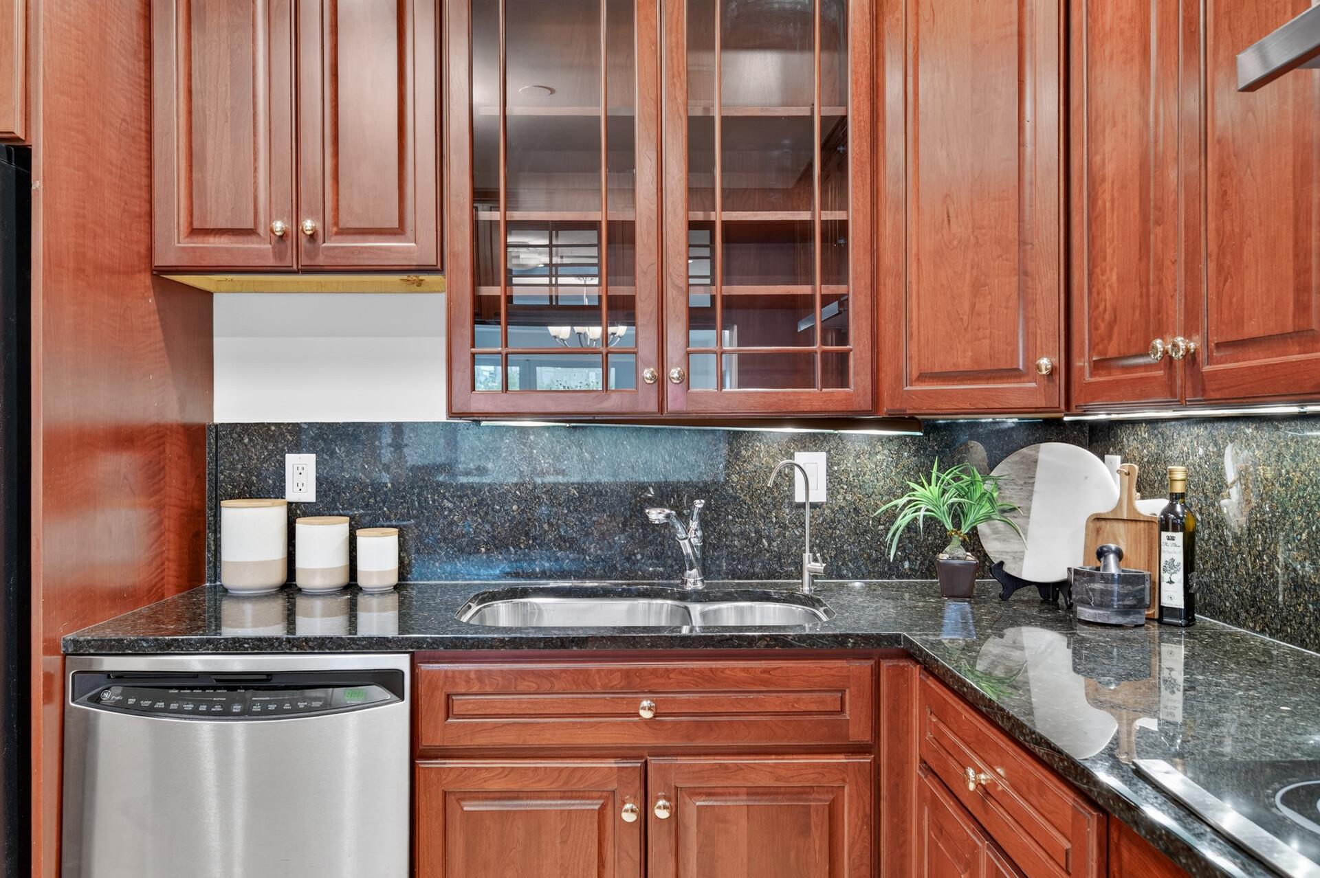 Kitchen Granite Countertops and Backsplash