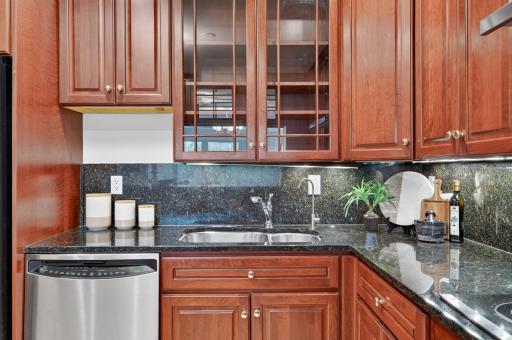 Kitchen Granite Countertops and Backsplash