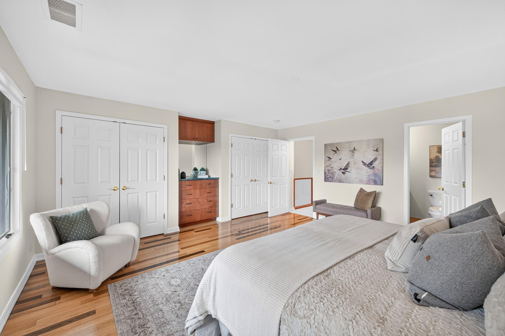 Spacious Bedroom w/Built-in cabinet