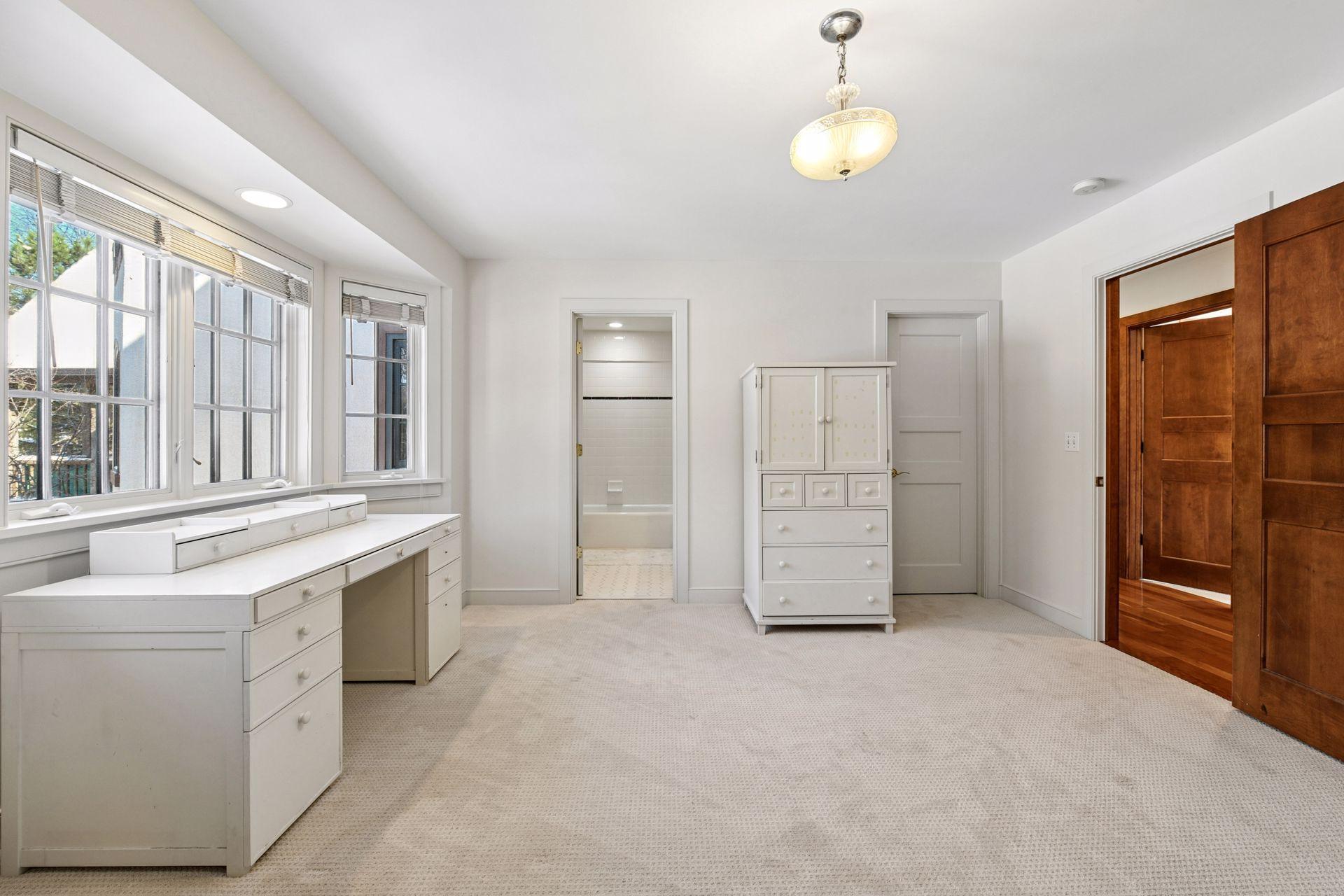 Generous bayed en-suite bedroom with walk in closet