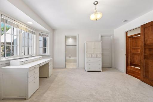 Generous bayed en-suite bedroom with walk in closet