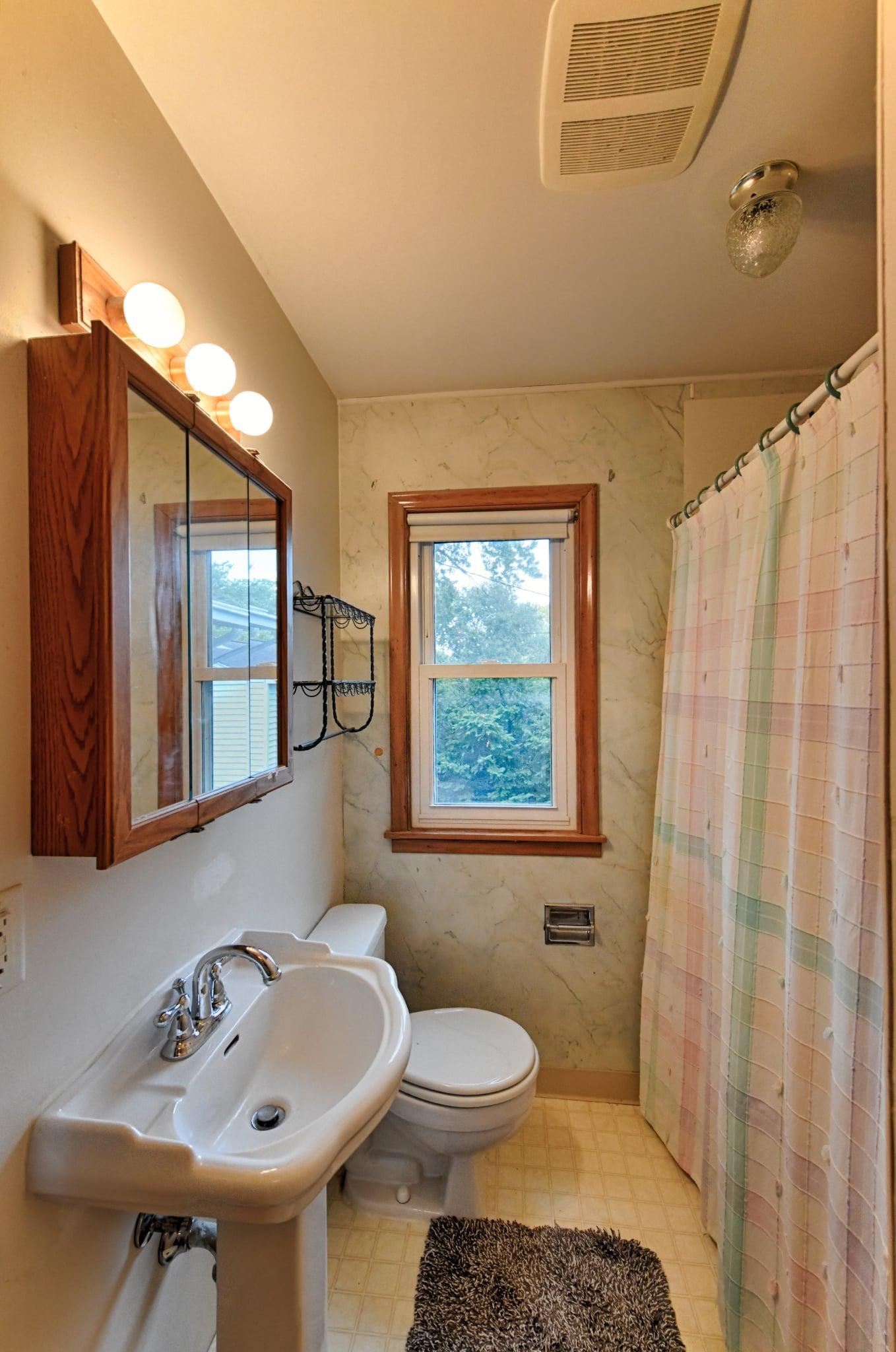 Full bath with window