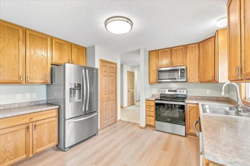 2442 Autumn Ridge Court, Chanhassen, MN 55317
