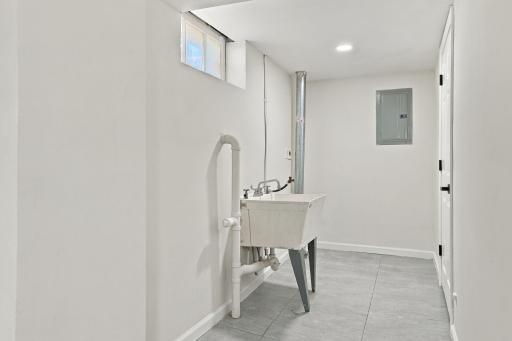 61-web-or-mls-3746_Russell_Avenue_North_Minneapolis_03106.jpg