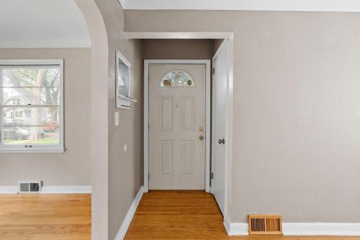 906 Sherwood Avenue, Saint Paul, MN 55106