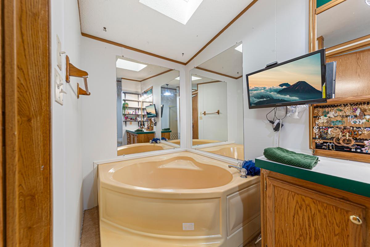 25 Main bathroom.jpg
