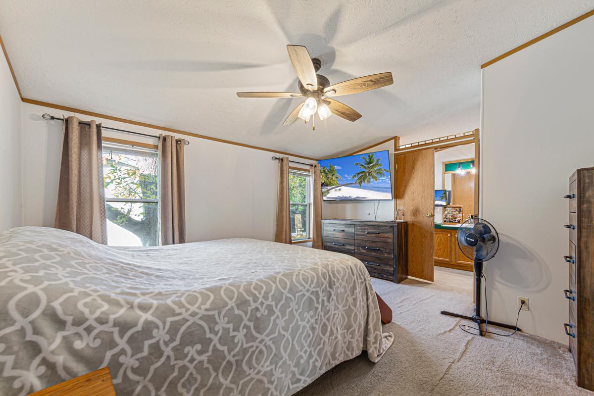 22 Main bedroom.jpg