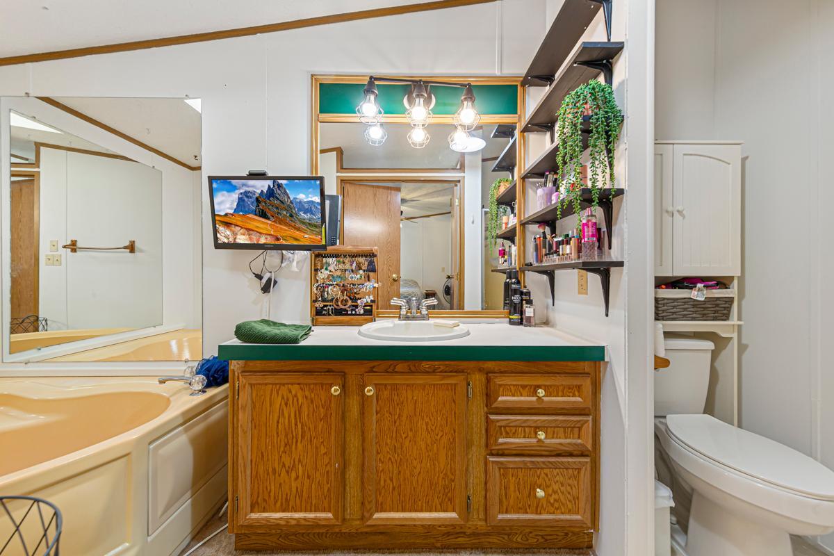24 Main bathroom.jpg
