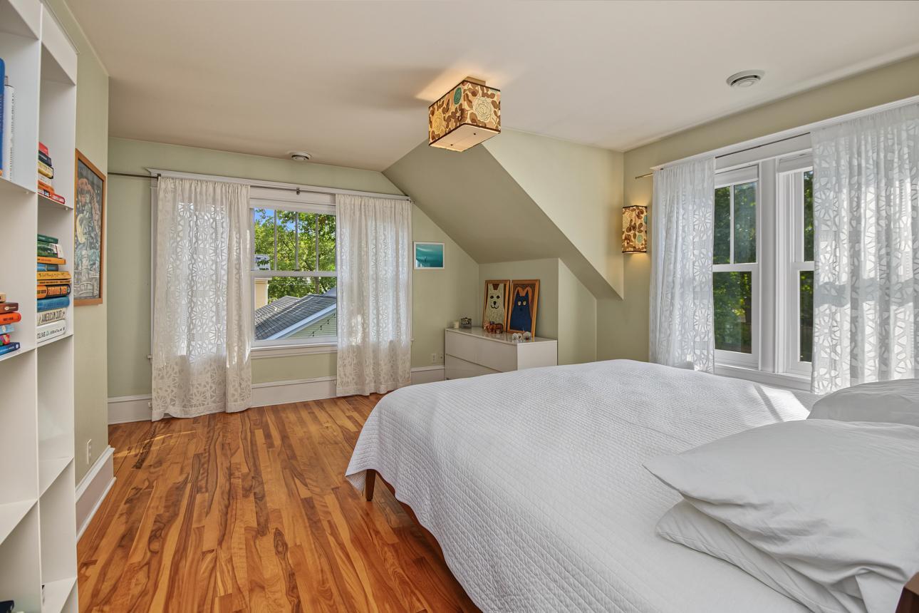 Large Sunny Primary bed room