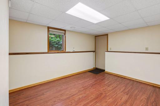 Downstairs bedroom with separate access to garage (without furniture)