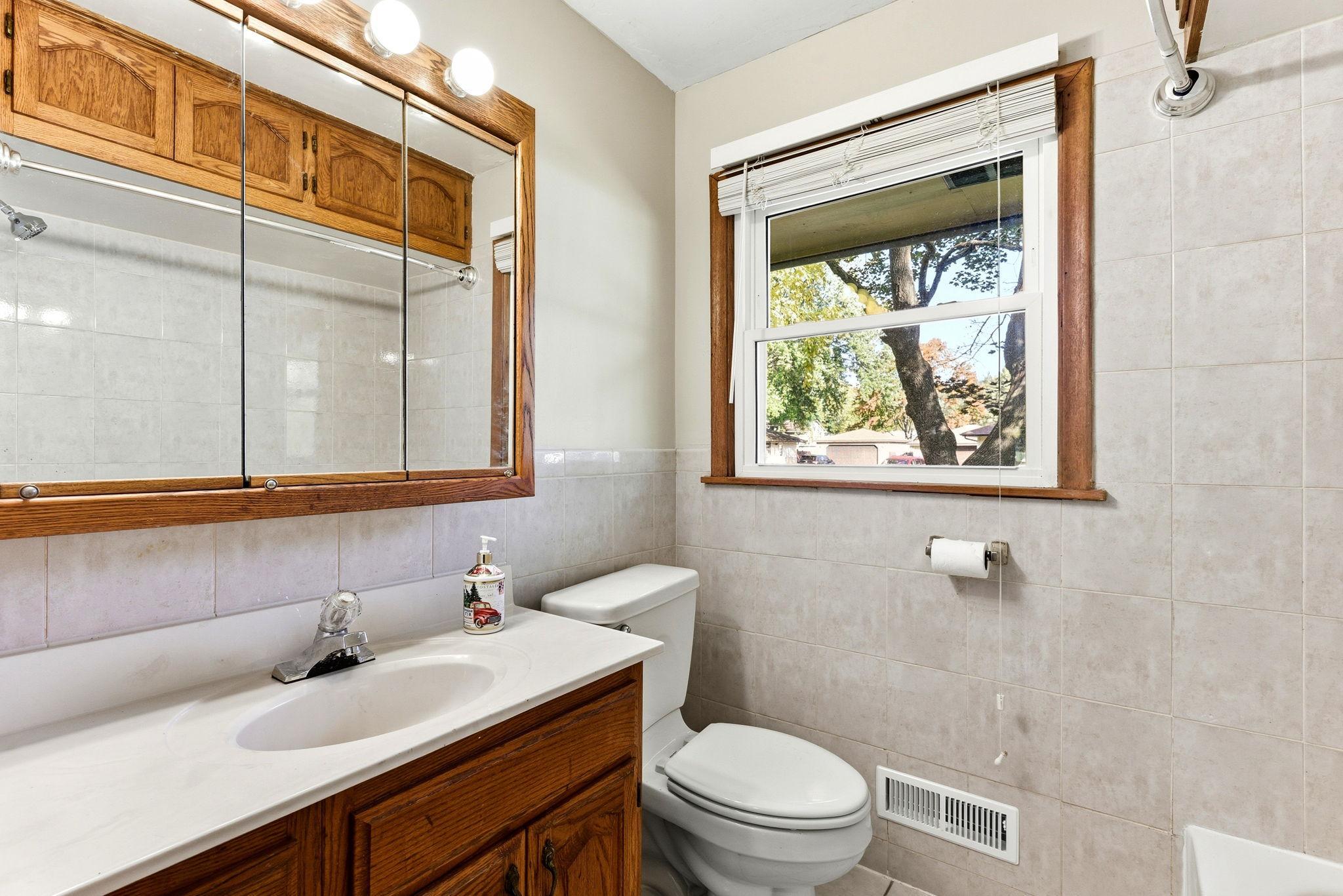 20-web-or-mls-8931-61st-Ave-N-20.jpg