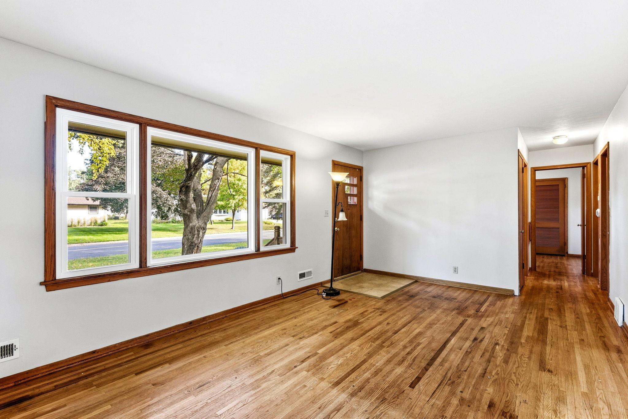 8-web-or-mls-8931-61st-Ave-N-08.jpg
