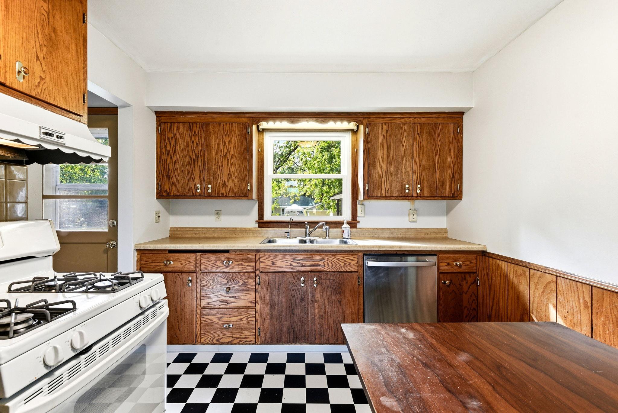 12-web-or-mls-8931-61st-Ave-N-12.jpg