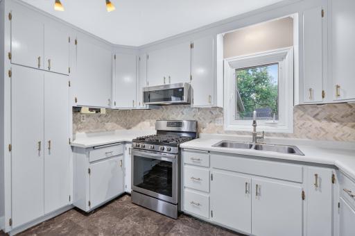 Ample prep space and storage makes this kitchen a chef's dream!