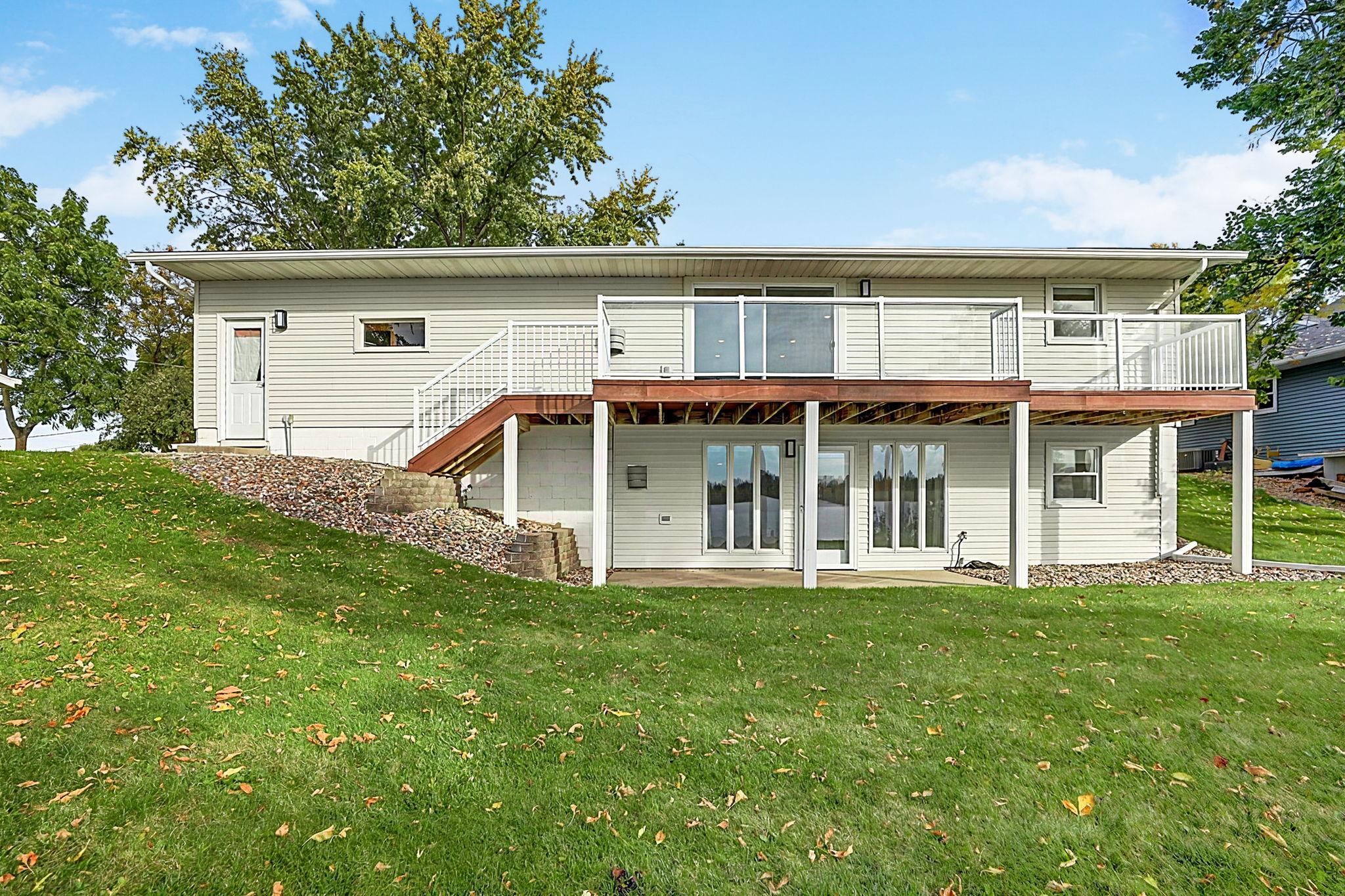 30ft Mainentance free deck to enjoy your lake view