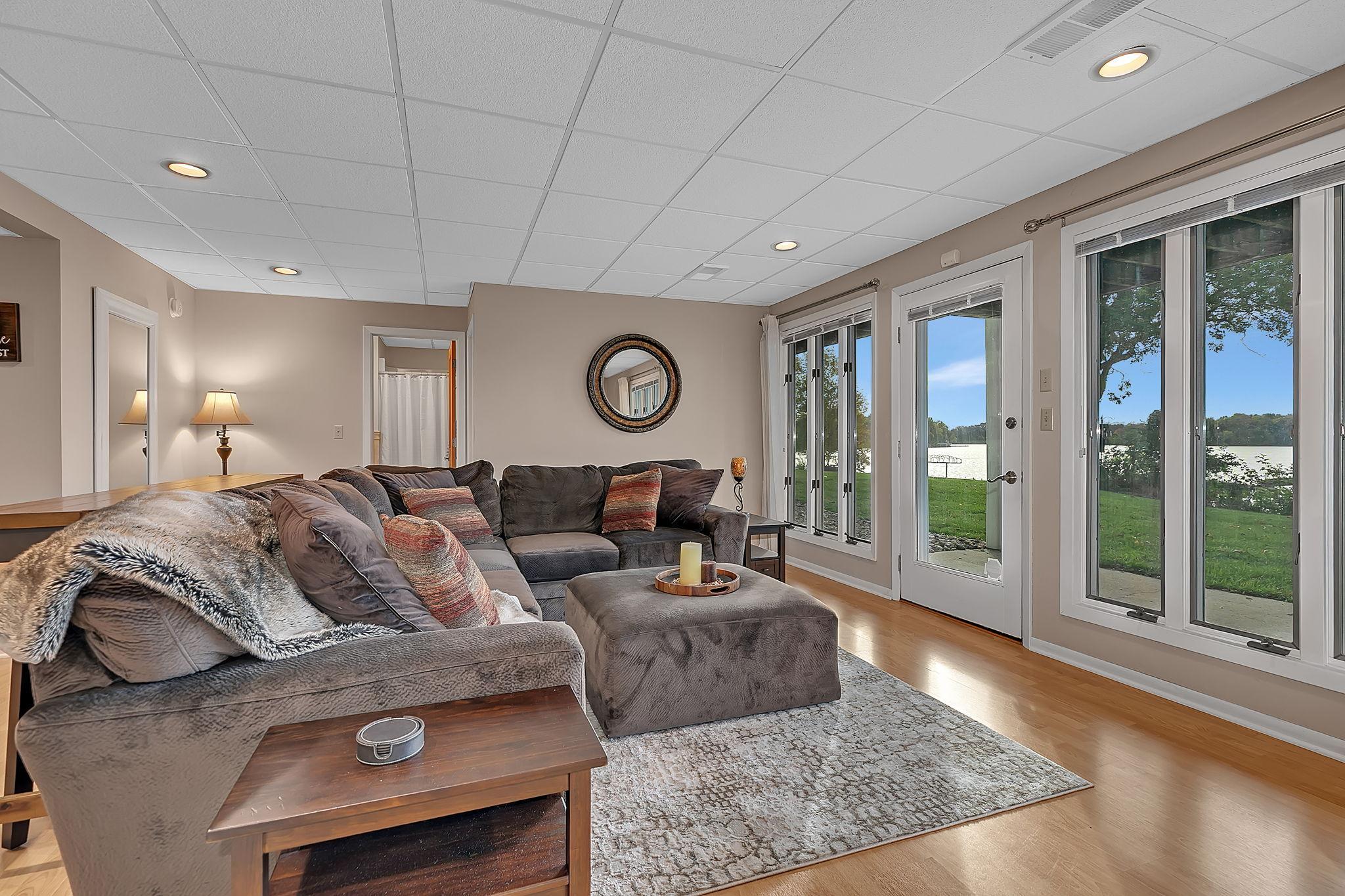 Wall of windows and plenty of space to relaxing or entertaining