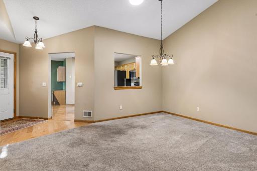 7658 Newbury Road, Woodbury, MN 55125