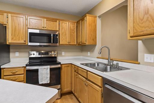 7658 Newbury Road, Woodbury, MN 55125