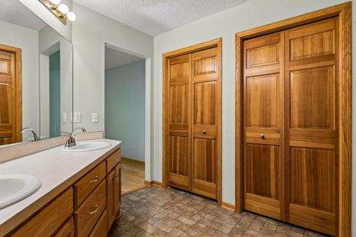 7658 Newbury Road, Woodbury, MN 55125