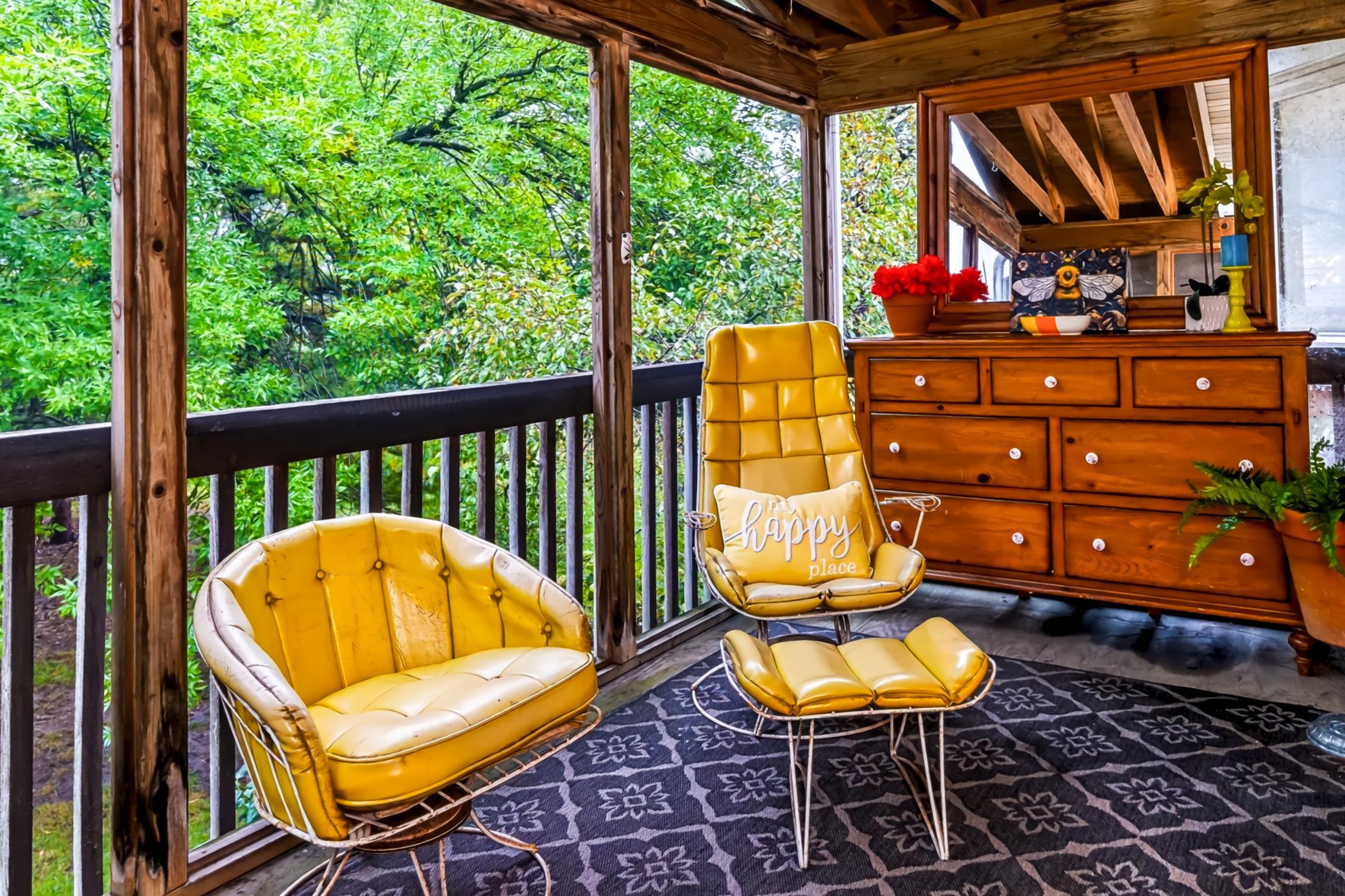 Screened in porch off the dining area.