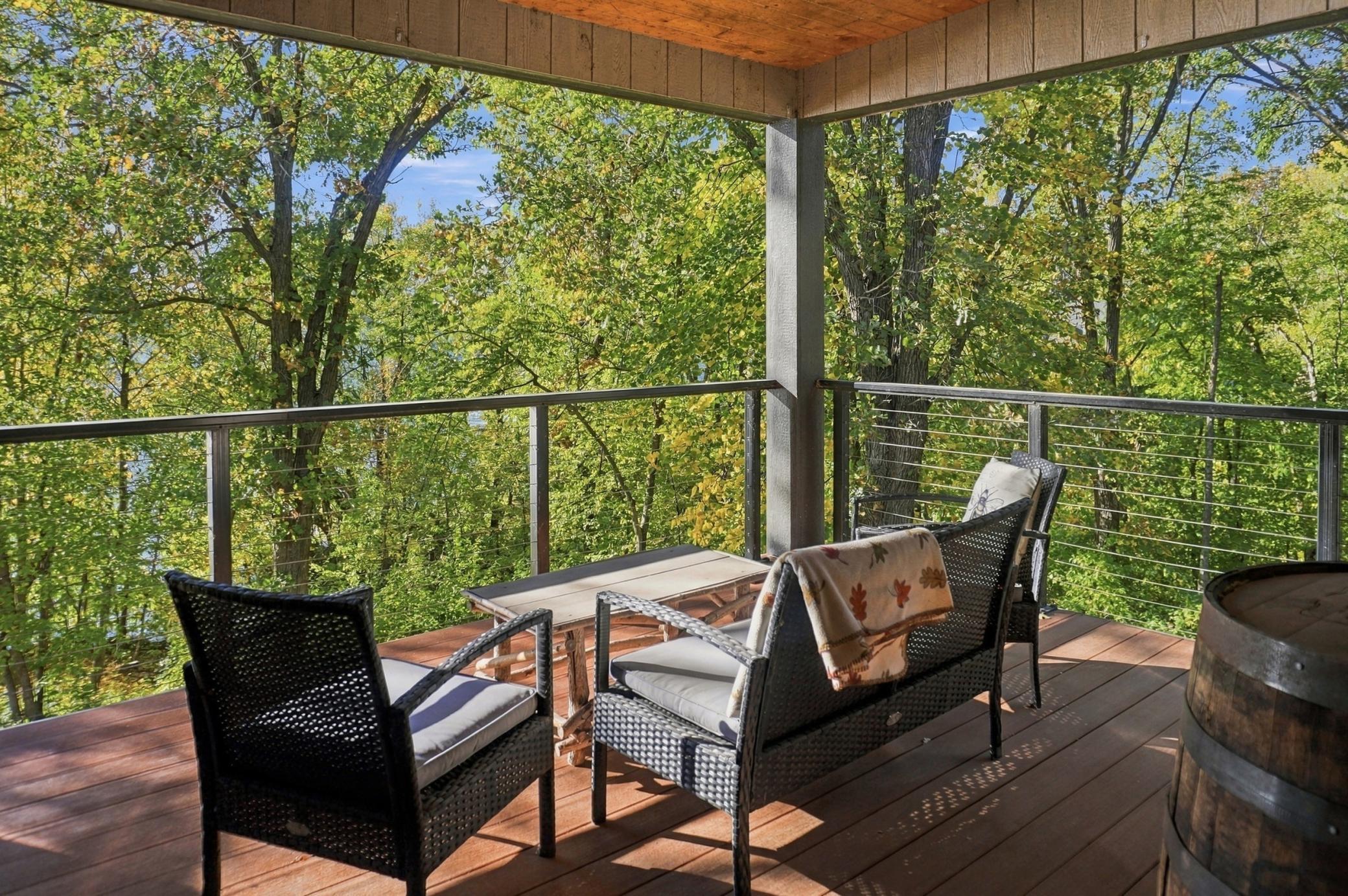 Deck - upper level - lakeside