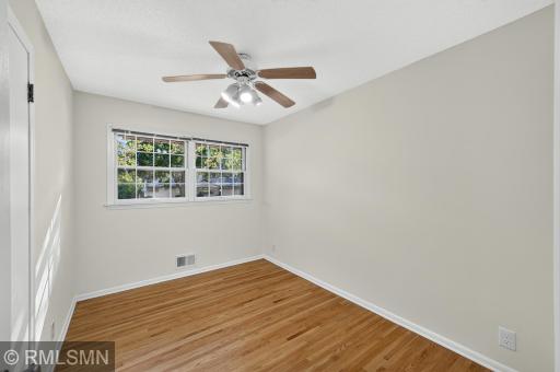43 Suzanne Avenue, Vadnais Heights, MN 55127