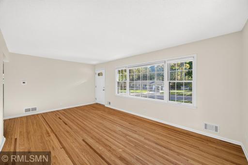 43 Suzanne Avenue, Vadnais Heights, MN 55127