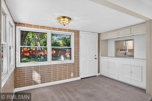 43 Suzanne Avenue, Vadnais Heights, MN 55127