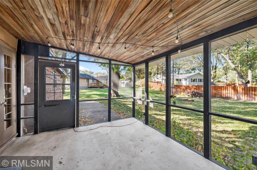 43 Suzanne Avenue, Vadnais Heights, MN 55127