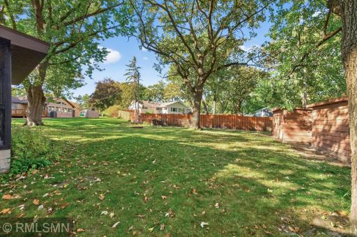 43 Suzanne Avenue, Vadnais Heights, MN 55127