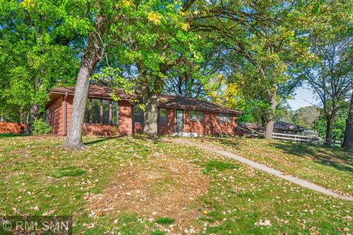 43 Suzanne Avenue, Vadnais Heights, MN 55127