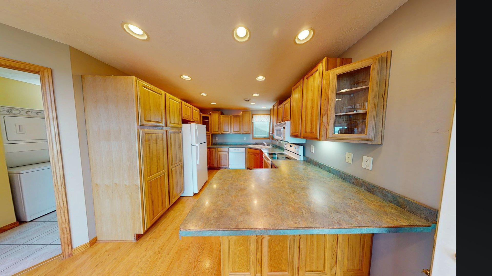 Kitchen w/ Breakfast Bar