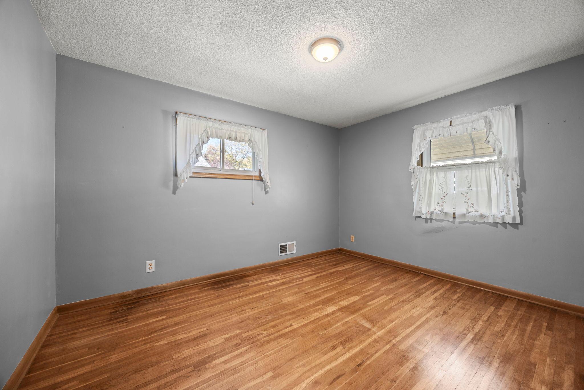 34-web-or-mls-1097 Dale St N-164.jpg