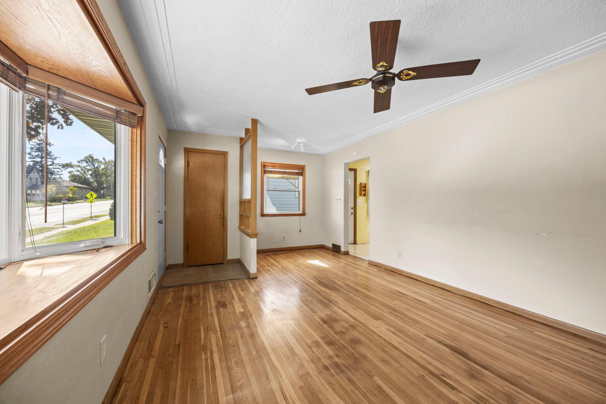 22-web-or-mls-1097 Dale St N-190.jpg
