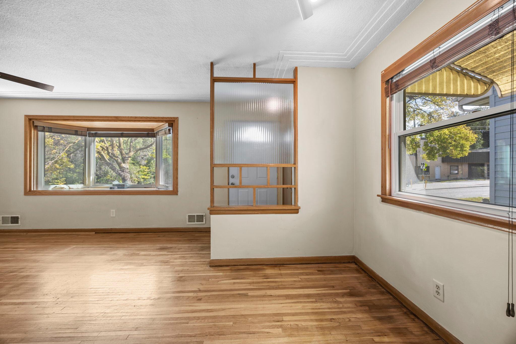 24-web-or-mls-1097 Dale St N-199.jpg