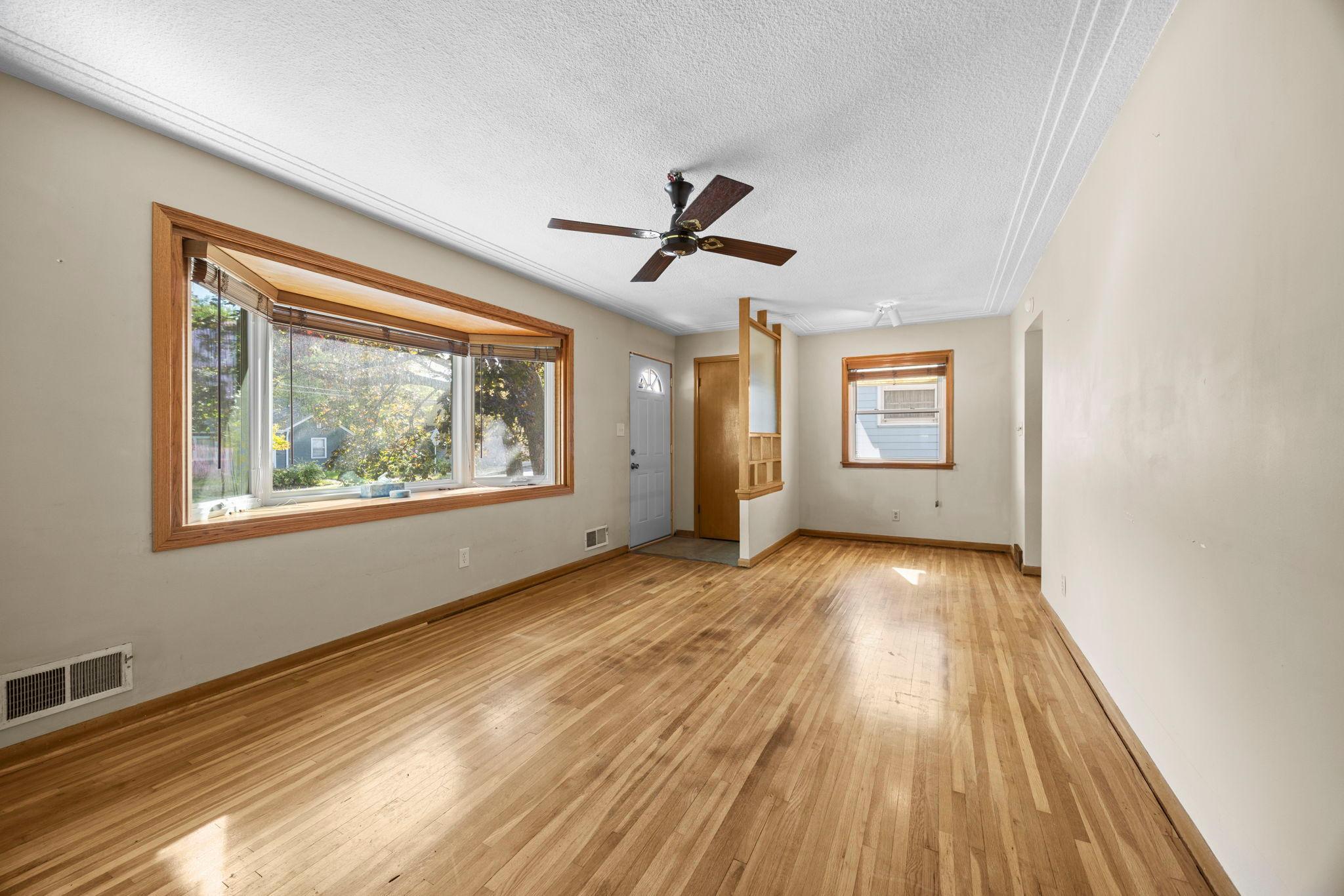 21-web-or-mls-1097 Dale St N-184.jpg