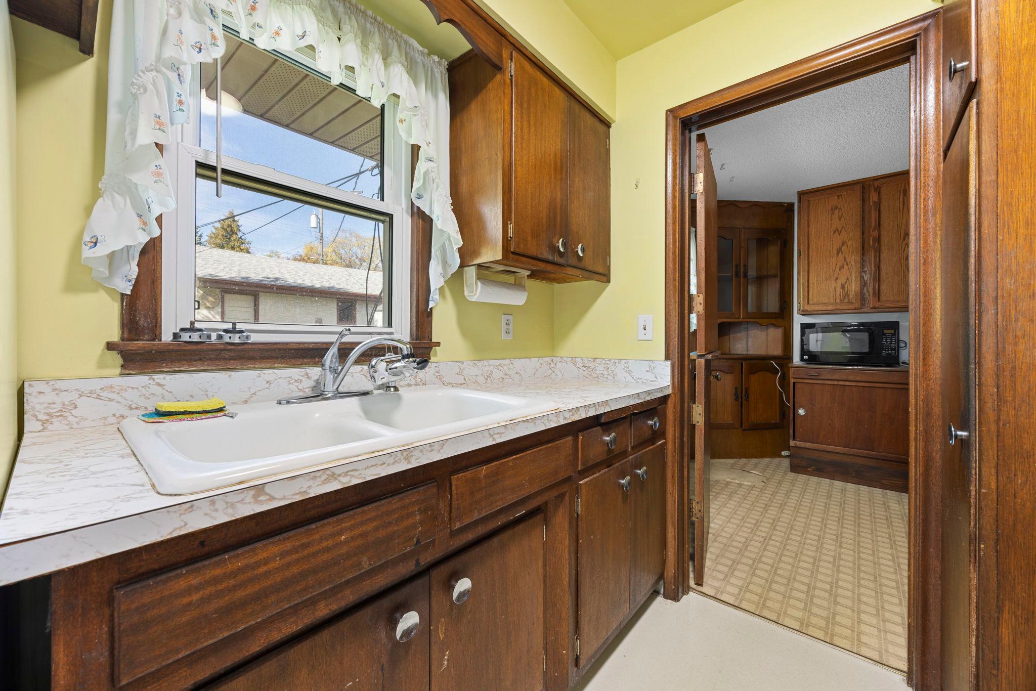27-web-or-mls-1097 Dale St N-130.jpg