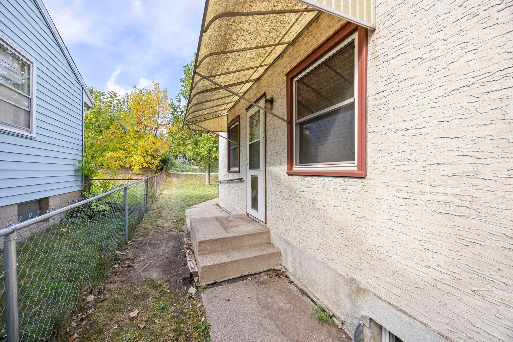 50-web-or-mls-1097 Dale St N-43.jpg
