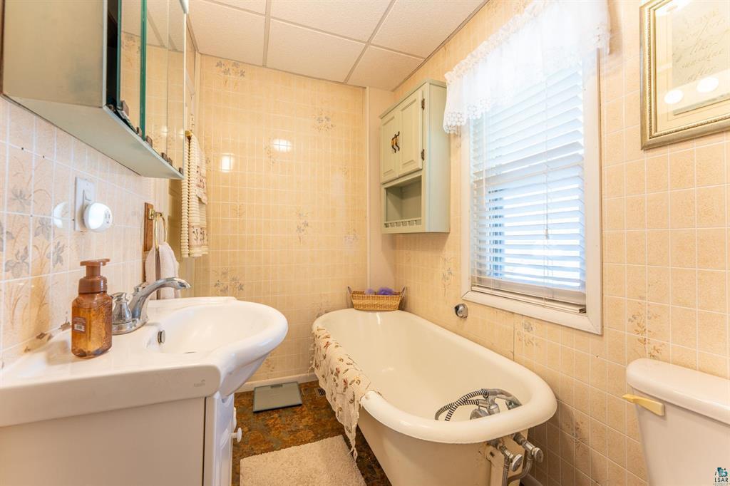 Upper Level Full Bath