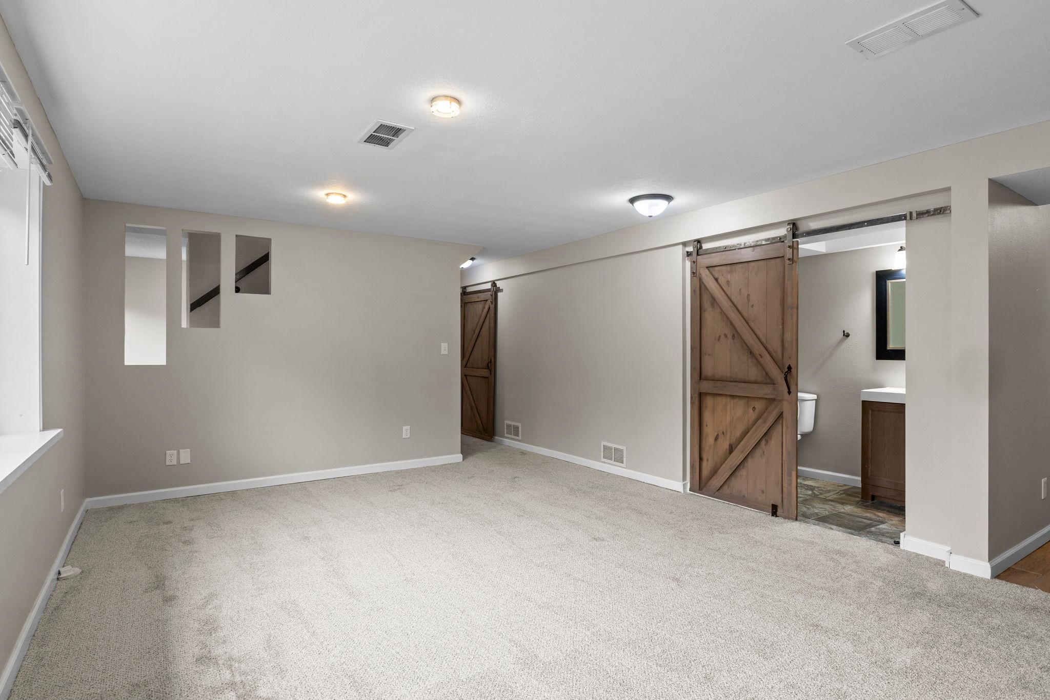 61-web-or-mls-1435 56th St E-27.jpg